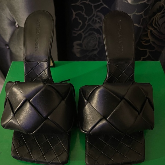 Gently worn size 38 original box and dust bags included - Picture 5 of 6